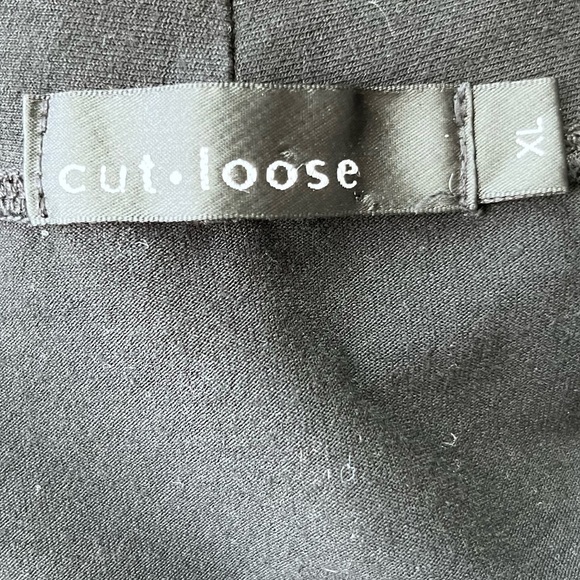 Cut.Loose Black V Neck 3/4 Sleeve Tunic Top - Picture 5 of 6